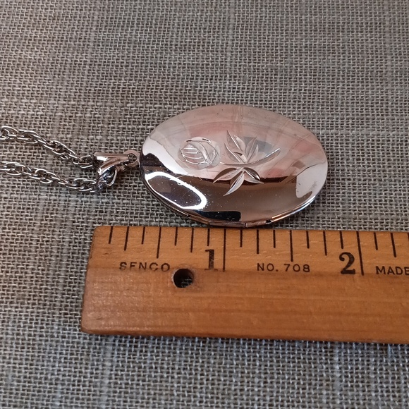 Vintage Silver Tone Etched Rose Locket Necklace 24" Long - Picture 6 of 7
